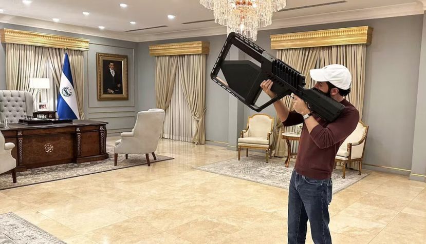 El presidente salvadoreño Nayib Bukele manipula un DroneShield C-UAS DroneGun Tactical australiano en su despacho presidencial en septiembre de 2023. Twiiter @nayibbukele