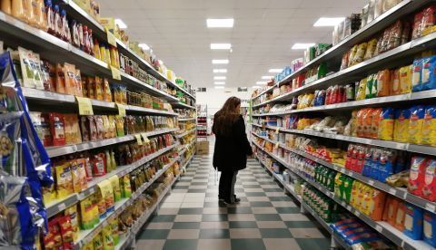 La bollería industrial, las bebidas gaseosas -incluida las 'lights'-, los cereales azucarados, las sopas de verduras deshidratadas, los derivados cárnicos o embutidos son alimentos ultraprocesados cuyo abuso está asociado a un mayor riesgo de padecer enfermedad cardiovascular, cáncer y muerte prematura. EFE/Archivo