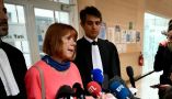 Gisèle Pelicot s'adresse aux médias dans le Palais de justice d'Avignon où a lieu le procès de son ancien compagnon Dominique Pelicot accusé de l'avoir droguée pendant près de dix ans et d'avoir invité des étrangers à la violer à leur domicile de Mazan, le 16 septembre 2024. Christophe Simon/AFP