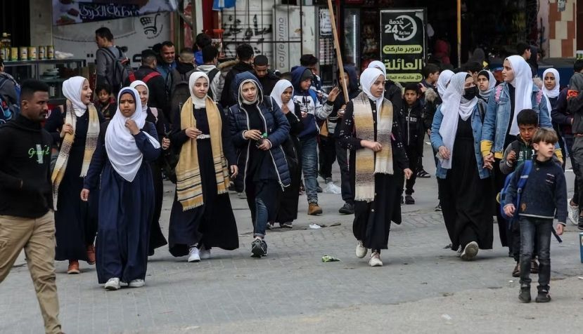 Escolares palestinos caminan por la calle en Rafah, en el extremo sur de Gaza. Anas-Mohammed/Shutterstock