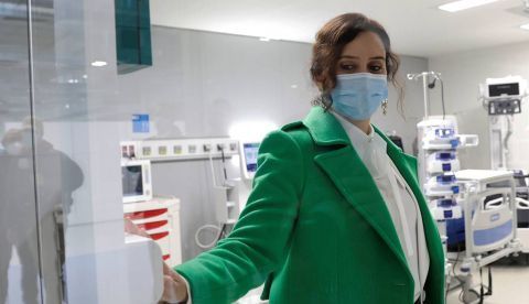 La presidenta de la Comunidad de Madrid, Isabel Díaz Ayuso, de visita al Hospital Enfermera Isabel Zendal.