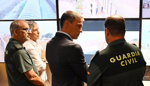 El presidente del Gobierno español, Pedro Sánchez, con representantes de las Fuerzas de Seguridad del Estado en la frontera de Tarajal (Ceuta), 31 de julio de 2026. Moncloa / Borja Puig de la Bellacasa