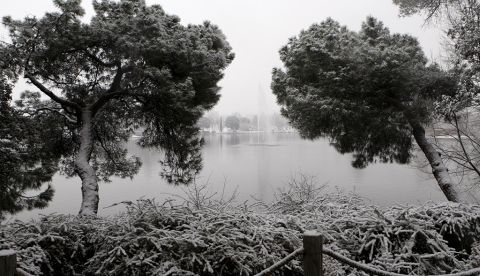 El lago de la Casa de Campo, bajo una intensa nevada.