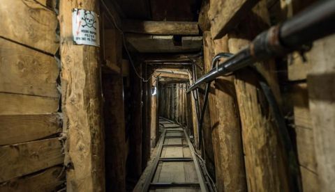 Interior de un túnel construido en Sarajevo, la capital de Bosnia, durante el asedio a la ciudad por parte del ejército serbio