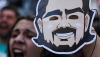 Un manifestante sostiene una máscara con la imagen de Daniel Vorcaro: el exbanquero construyó una red de influencia notable no solo por su tamaño, sino también por su ecumenismo, tanto en la derecha como en la izquierda política. Reuters/Folhapress