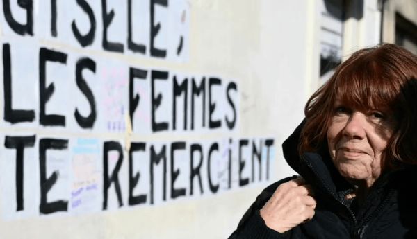 Gisèle Pélicot à son arrivée au palais de justice d’Avignon, le 4 décembre. En refusant un procès à huis-clos dans l’affaire des viols de Mazan, elle est devenue une figure de la défense des victimes de viol. Christophe Simon/AFP