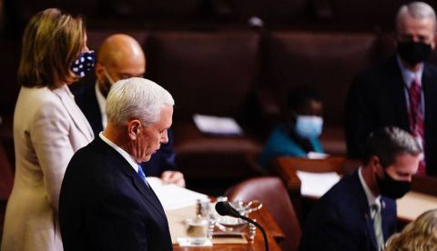 El vicepresidente de EEUU, Mike Pence, da lectura en el Capitolio al acta que confirma al demócrata Joe Biden como el próximo presidente del país.