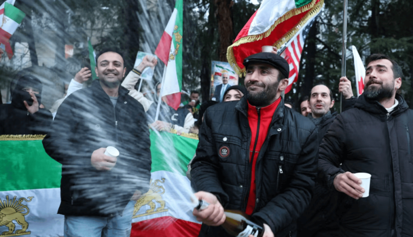S’il est très compliqué, et très risqué pour les personnes concernées, de participer à des scènes de liesse en Iran à l’annonce de la mort d’Ali Khamenei, les rassemblements festifs de membres de la diaspora se sont en revanche multipliés dans le monde entier pour célébrer cette nouvelle (ici à Tbilissi, Géorgie, des soutiens de Reza Pahlavi, devant l’ambassade iranienne). Giorgi Arjevanidze/AFP
