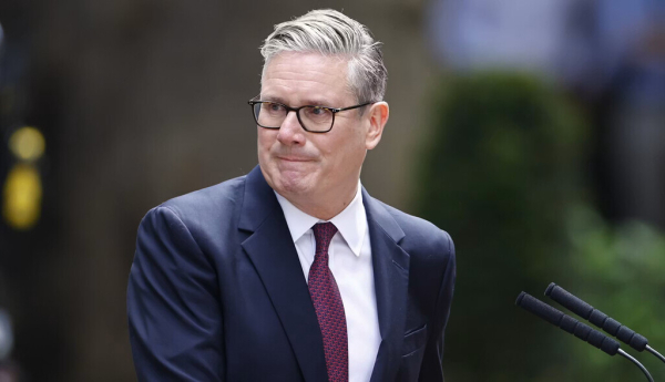 Starmer pronunció un discurso entre lágrimas ante los medios de comunicación reunidos en Downing Street. EPA/TOLGA AKMEN