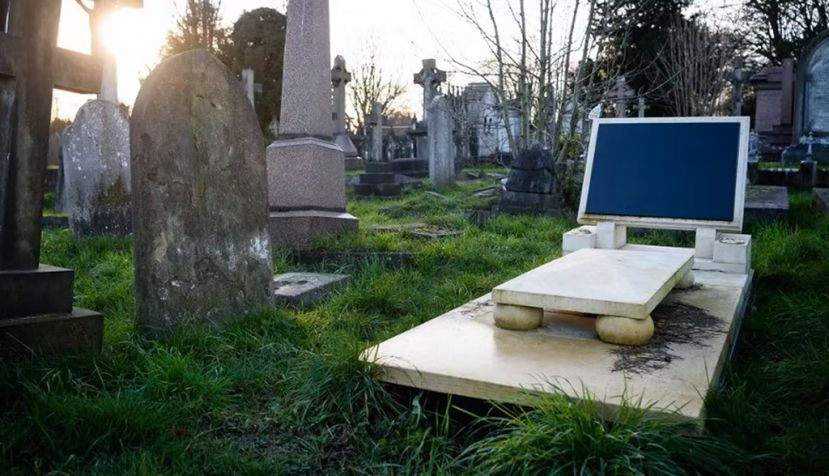 Una tumba sin marcar con una lápida que se asemeja a una pantalla de ordenador, apodada “iGrave”, se ve en el noroeste de Londres. Leon Neal/AFP
