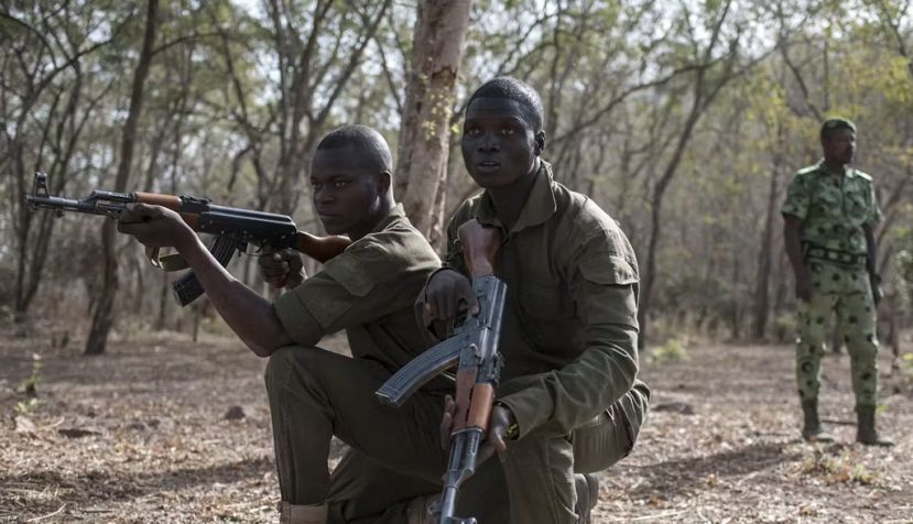 Des rangers à l'entraînement dans le parc national de la Pendjari, près de Tanguieta, le 11 janvier 2018. Stefan Heunis/AFP