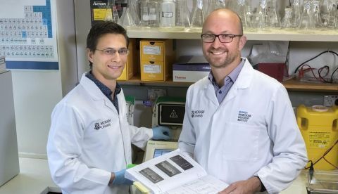 Alex reichenbach y Zane Andrews. Imagen de la Universidad Monash.