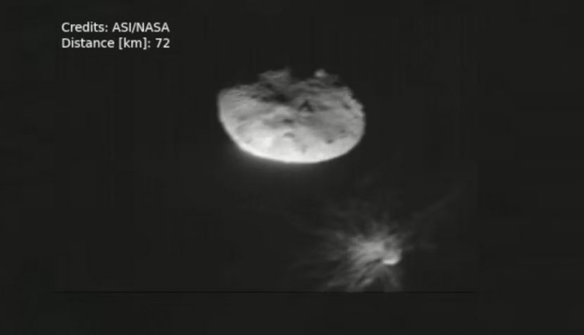Imagen del sistema binario Didymos obtenida por la cámara LUKE del cubesat LICIACube de la Agencia Espacial Italiana (ASI), capturadas justo después del impacto de la nave espacial Double Asteroid Redirect Test (DART) de la NASA con el asteroide Dimorphos (situado abajo) el 27 de septiembre de 2022. ASI/NASA