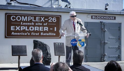 El meteorólogo oficial del lanzamiento del Explorer 1, John Meisenheimer, habla sobre sus recuerdos del lanzamiento del primer satélite estadounidense, en frente del complejo del lanzamiento histórico del Explorer 1, en la Estación de la Fuerza Aérea de Cabo Cañaveral, en Titusville, Florida. EFE