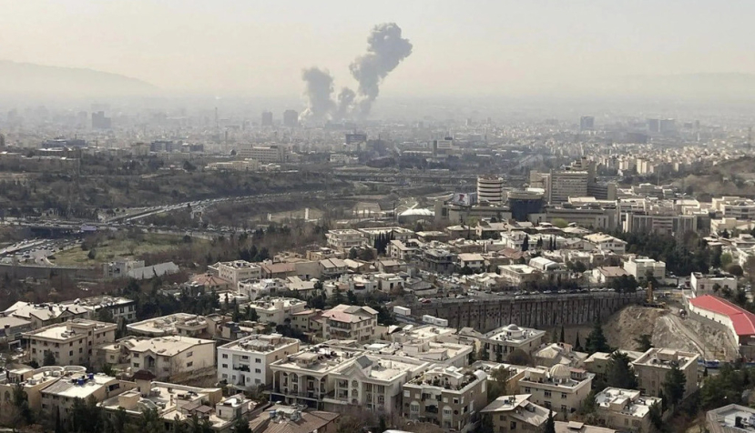 Una columna de humo emerge del centro de Teherán tras un ataque israelí este sábado. EFE/ Mehrnews