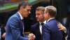 El presidente del Gobierno, Pedro Sánchez, y el presidente de la República Francesa, Emmanuel Macron, se saludan durante el Consejo Europeo. | Pool Moncloa/Fernando Calvo