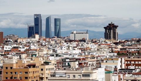 Vista de las Cuatro Torres con un cielo prácticamente limpio de contaminación debido al confinamiento en Madrid. EFE/Javier López