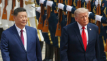 El presidente chino, Xi Jinping, y el presidente estadounidense, Donald Trump, inspeccionan una guardia de honor al inicio de la visita del presidente estadounidense a China, en mayo de 2026. EPA/Maxim Shemetov/pool