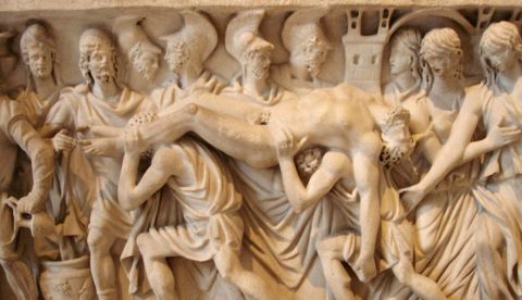 Los troyanos llevan el cuerpo de Héctor a la ciudad. Sarcófago romano en el Louvre. / Wikipedia.