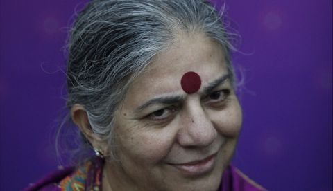 La activista y ecologista india Vandana Shiva durante una entrevista con Efe, este viernes, en el marco de la 33 edición de la Feria Internacional del Libro de Guadalajara, en Jalisco (México). EFE/Francisco Guasco