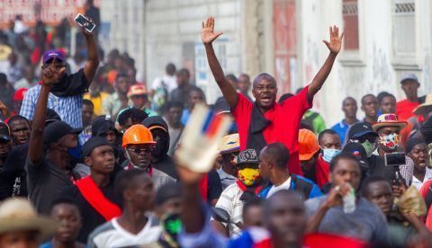 Haitianos fueron registrados este domingo al protestar para exigir la renuncia del presidente Jovenel Moise, en Puerto Príncipe (Haití).