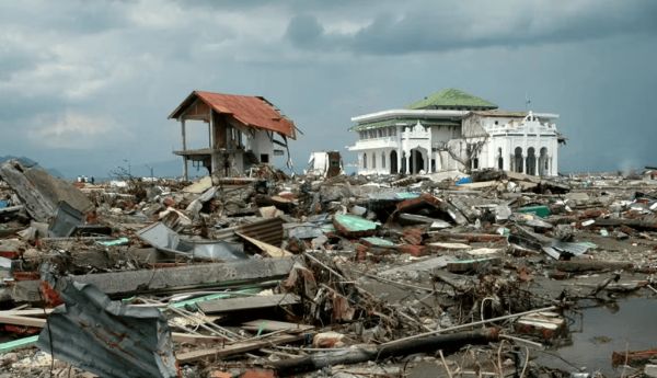 Baiturrahim Mosque was one of few structures left standing in the city of Banda Aceh, Indonesia. Frans Delian / shutterstock