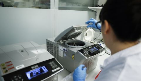 Una investigadora trabajando en un laboratorio. EFE EFE/David Fernández/Archivo 	   
