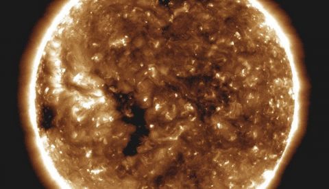 Fotografía cedida por la NASA, capturada el 27 de octubre de 2018 por el Observatorio de Dinámica Solar (SDO), donde aparece el sol en el cual la sonda solar Parker observó un viento solar lento que fluía desde el pequeño agujero coronal, el largo y delgado punto negro al lado izquierdo de la imagen. EFE/NASA-SDO