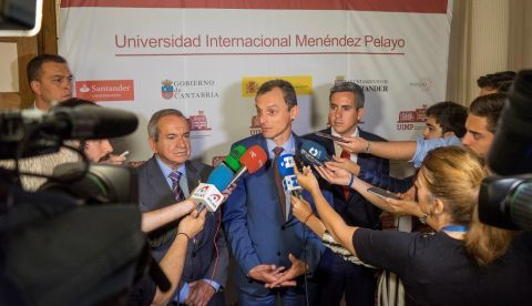 El ministro de Ciencia, Innovación y Universidades, Pedro Duque (c), atiende a los medios. EFE 