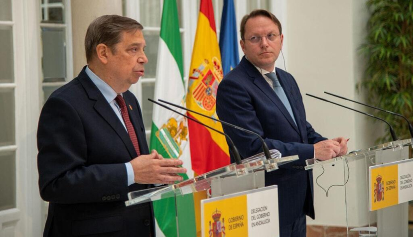 El ministro de Agricultura, Pesca y Alimentación, Luis Planas, participa en un acto en Sevilla junto al comisario europeo de Salud y Bienestar Animal, Olivér Várhelyi. / © lamoncloa.gob.es. Ministerio de la Presidencia.
