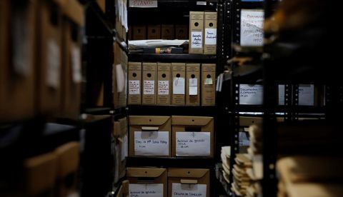 Fotografía de archivos de la iglesia católica hoy, almacenados en la sede del Arzobispado de San Salvador (El Salvador). 
