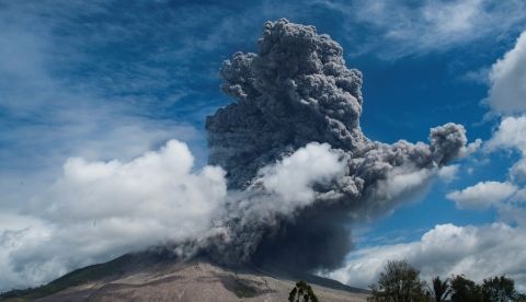Ceniza expulsada por el volcán Sinabung en Karo, Indonesia. EFE/ Sutanta Aditya