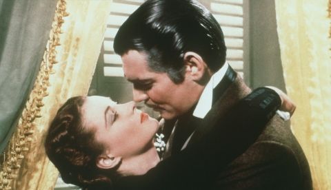 Los actores Clark Gable, en el papel de Rhett Butler y Vivien Leigh como Scarlett O'Hara en uno de los fotogramas de la película ""Lo que el viento se llevó"" (Gone with the Wind), dirigida por Victor Fleming, que narra la guerra civil americana. EFE/Warner Home Video