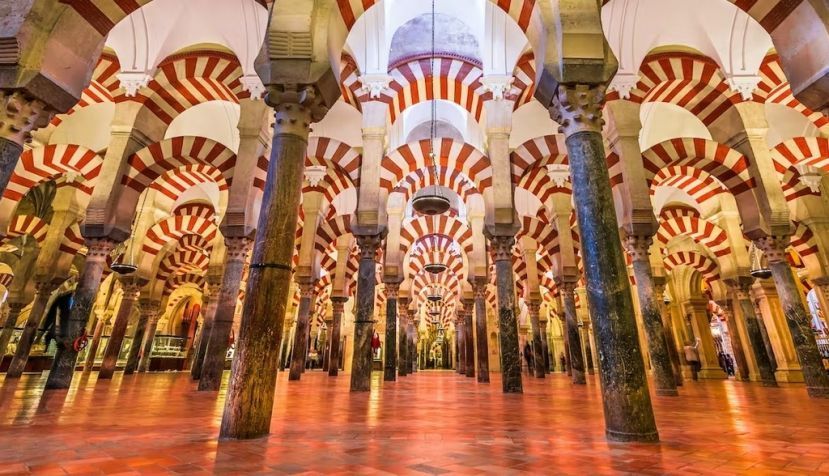 Sala de columnas de la Mezquita-Catedral de Córdoba. Shutterstock / Sean Pavone