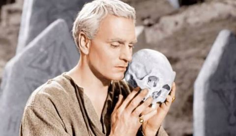 Laurence Olivier como Hamlet en la versión cinematográfica de 1948. Two Cities Films