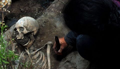 Imagen de archivo de la excavación de un cementerio indígena en Colombia. EFE/Rafa Salafranca