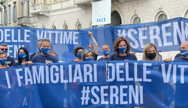 Demonstration by the Sereni association in front of Bergamo City Hall, calling for a governmental commission of inquiry. Italy, July 31, 2021. Chiara Alfieri, Author provided. Chiara Alfieri, Author provided (no reuse)