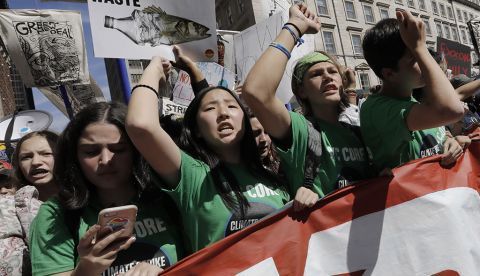 Nueva York (Estados Unidos), 20/09/2019.- Los manifestantes portan pancartas y carteles mientras marchan en el Youth Climate Strike en el bajo Manhattan en Nueva York, Nueva York, EE. UU., 20 de septiembre de 2019. Se estima que un cuarto de millón de personas marcharon en Nueva York para protestar por la inacción del gobierno ante la crisis climática. (Protestas, Estados Unidos, Nueva York) EFE / EPA / PETER FOLEY