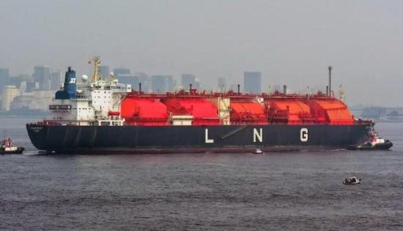 Golar Spirit, un buque metanero de 240 metros de eslora construido por Kawasaki. Foto de Sven Grunzig