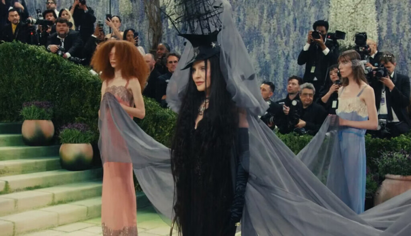 Madonna a su llegada a la Met Gala 2026 con un traje inspirado en el cuadro La tentación de san Antonio de Leonora Carrington. The MET