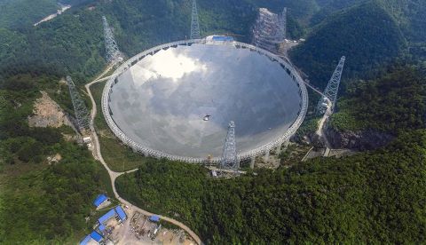 Telescopio Esférico con Apertura de 500 metros (FAST) durante su construcción en el remoto condado de Pingtang, en la provincia china de Guizhou. EFE/Archivo