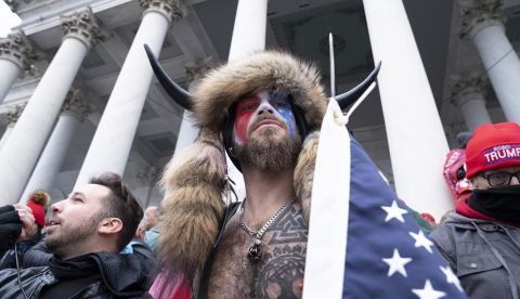 Q-Shaman, el fanático de Trump que lideró el asalto al Capitolio disfrazado de bisonte.