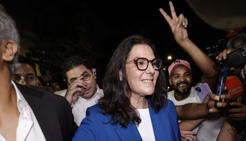 Fatima Zahra Al Mansouri (centro), miembro de la dirección del Partido Autenticidad y Modernidad (PAM) en Marruecos, celebra la victoria de su partido tras el anuncio de los resultados provisionales de las elecciones parlamentarias en la madrugada del 24 de septiembre de 2026. Será nombrada primera ministra el 29 de septiembre. Abdel Majid Bziouat/AFP