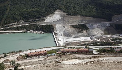 Vista parcial del pantano de Yesa con la pared de la presa y las obras del recrecimiento del embalse. EFE/Jesús Diges/ Archivo