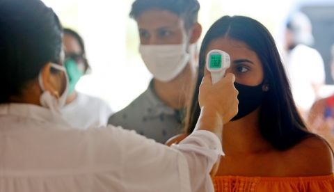 Una trabajadora de la salud toma la temperatura a los visitantes en el Hotel Meliá Sol Palmeras de Varadero (Cuba). EFE/Yander Zamora