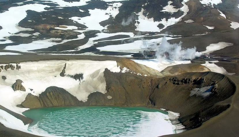 El cráter Viti, de unos 300 m de diámetro. Su nombre significa Infierno, en referencia a la violenta y abrupta erupción que lo formó, de 5 años de duración, en el lado oeste de Krafla en 1724. Wikimedia Commons