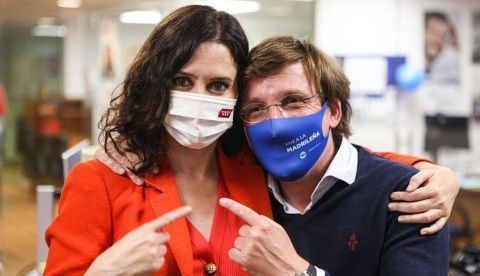 Isabel Díaz Ayuso sigue el escrutinio de votos en la sede del PP en la calle Génova. / Foto PP.