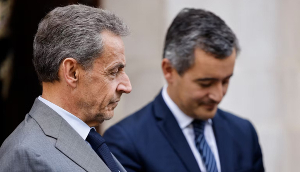 L’ancien président français Nicolas Sarkozy, le 19 octobre 2022 à la Grande Mosquée de Paris, aux côtés de Gérald Darmanin, alors ministre de l’intérieur. Ludovic Marin/AFP