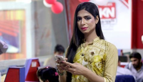 Marvia Malik, la primera transexual en presentar un programa de televisión en el país, se prepara para el próximo boletín informativo en la televisión local KohEnnor TV, en Lahore (Pakistán). EFE