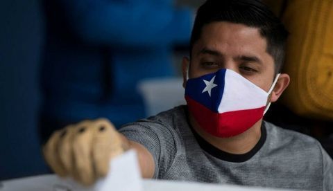 Chile decidió en un histórico plebiscito surgido en respuesta a las protestas sociales de hace un año redactar una nueva Constitución y enterrar su actual Ley Fundamental. 